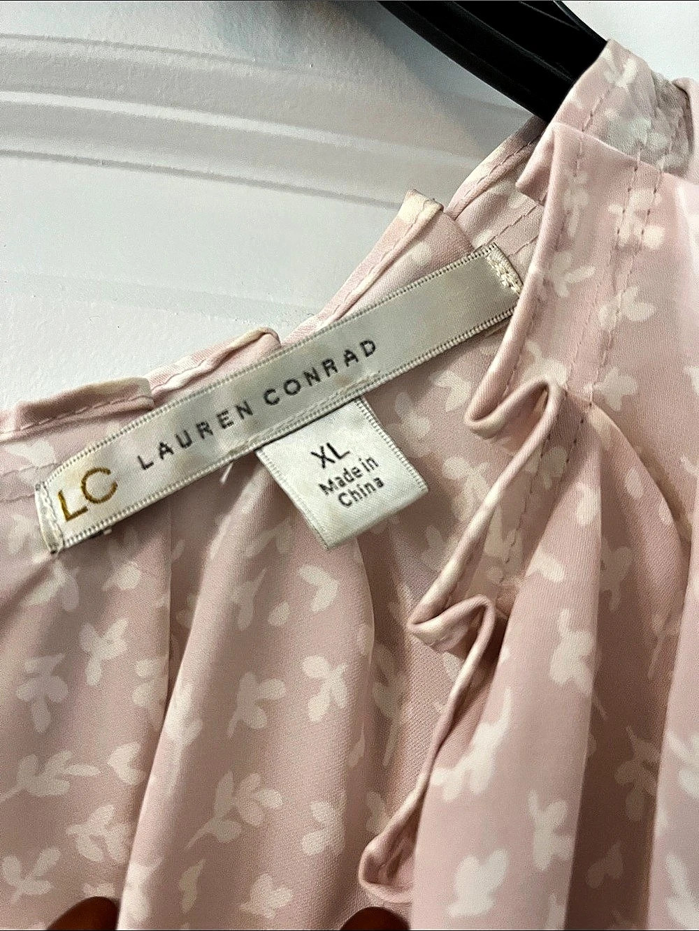 Lauren Conrad Floral Blouse in Pink & White Size XL Like New - Picture 4 of 4